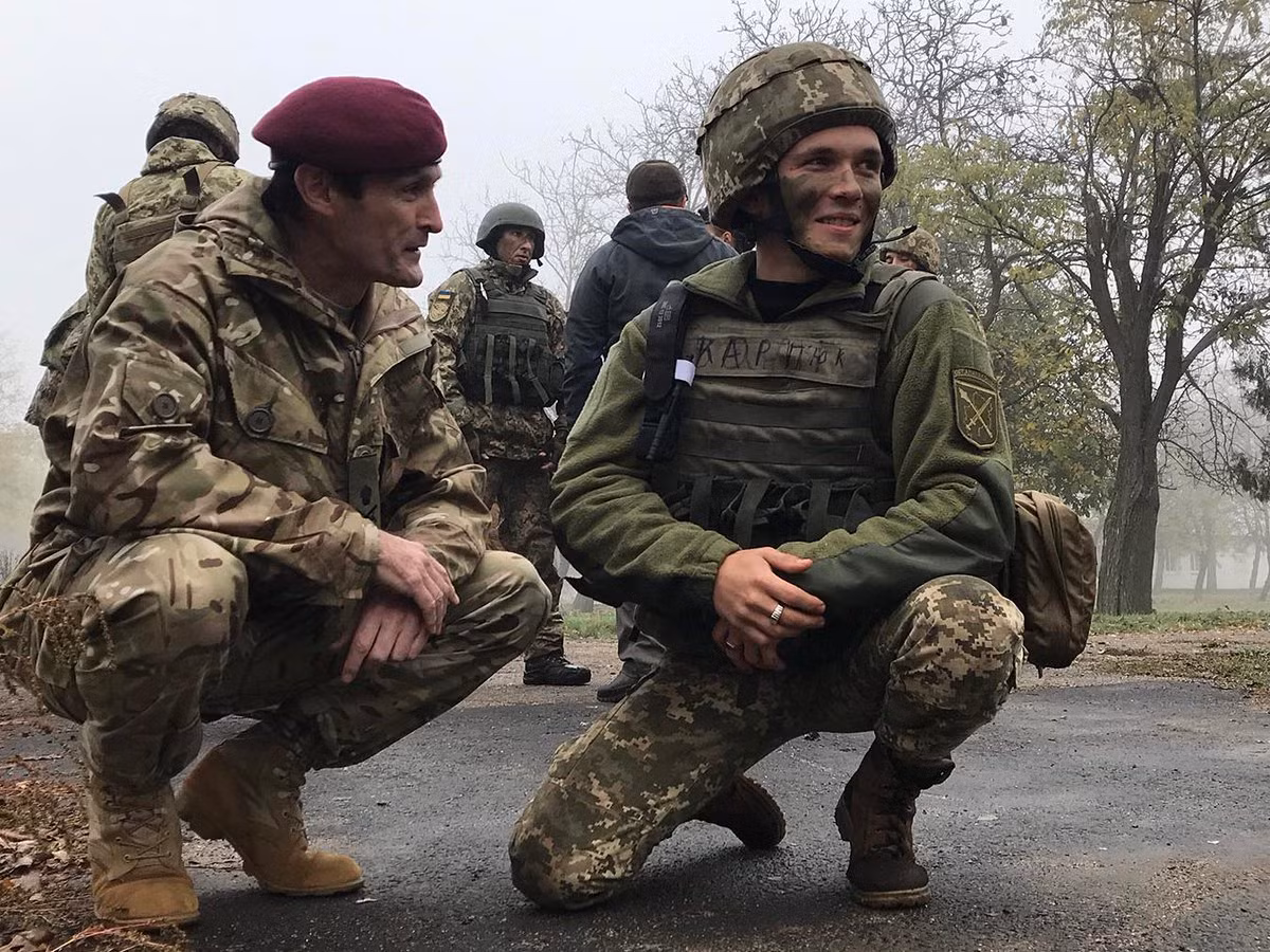 Trước đó vào trung tuần tháng 12, trả lời phỏng vấn trên Spectator TV, ông Ben Wallace cho biết: “Thực tế là Ukraine không phải là thành viên của NATO, chính vì vậy rất khó có khả năng “ai đó” sẽ gửi quân đến Ukraine để thách thức Nga ... Chúng ta không nên đùa cợt với mọi người về điều đó”.