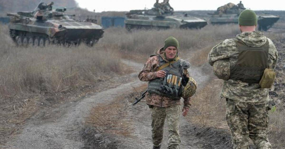 Thứ hai, thông tin về việc tuyển dụng “quân tình nguyện” để “giải phóng Novorossia” và cáo buộc về các hành động khiêu khích có thể xảy ra của phía Ukraine cho thấy rằng, có thể Nga đã chuẩn bị cho các viễn cảnh này, để đổ lỗi cho Kiev. 