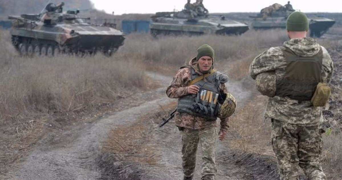 Thứ hai, thông tin về việc tuyển dụng “quân tình nguyện” để “giải phóng Novorossia” và cáo buộc về các hành động khiêu khích có thể xảy ra của phía Ukraine cho thấy rằng, có thể Nga đã chuẩn bị cho các viễn cảnh này, để đổ lỗi cho Kiev. 