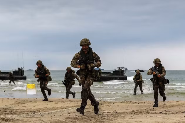 Bộ Quốc phòng Anh đã ra lệnh bắt đầu chuẩn bị cho việc sơ tán khẩn cấp nhóm quân nhân Anh khỏi Ukraine. Hiện tại được biết, quân đội Anh đóng tại quốc gia này phải sẵn sàng di tản trong vòng vài giờ, kể từ ngày nhận được lệnh của Bộ Quốc phòng Anh.