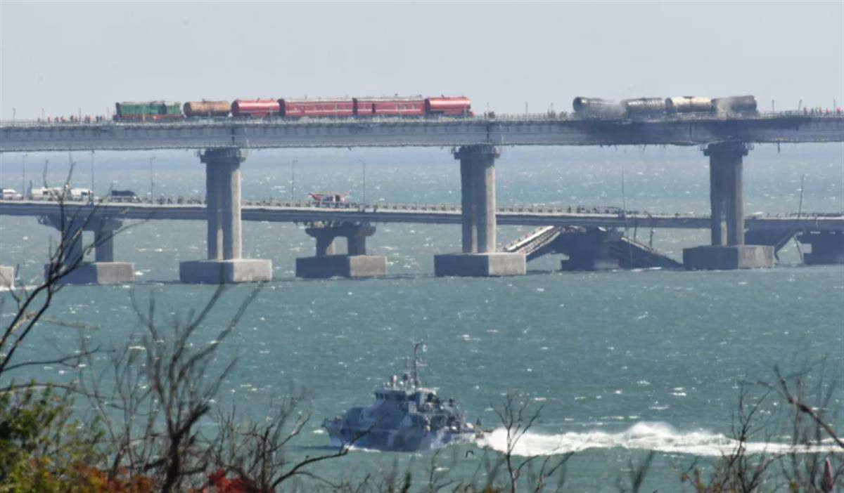 Ngoài việc tiếp tục đánh sập cầu Antonov và các đầu mối giao thông khác cũng như kho bãi dã chiến của quân đội Nga, quân đội Ukraine còn tiến chậm và gây sức ép lên quân Nga; nhiều chốt của quân Nga ở khu vực Kherson đã phải triệt thoái, quân đội Ukraine cũng bắt một số xe tăng T-62 của Nga.