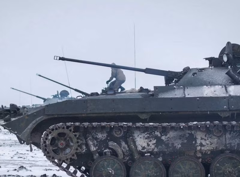 Dưới sự yểm trợ của hỏa lực Quân đội Nga, hiện hướng tiến công của dân quân DPR đang phát triển thuận lợi. Có thể hướng nam là hướng tiến công chính, có nhiệm vụ đánh chiếm cảng biển Mariupol.