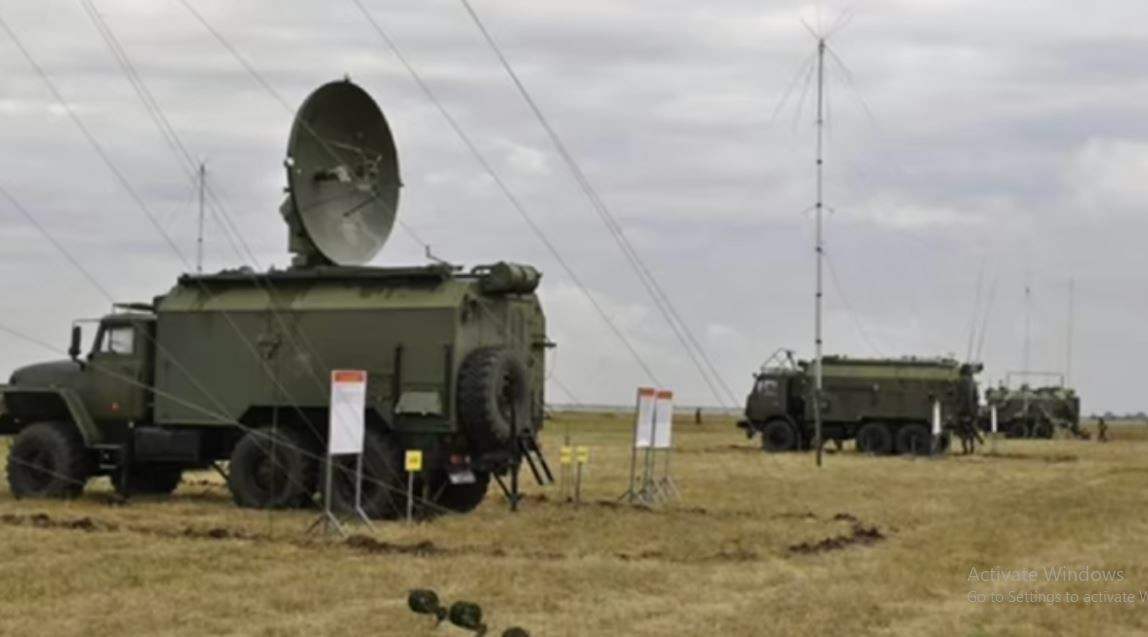 Khí tài gây nhiễu điện tử của Nga có thể được triển khai cơ động và bao phủ phạm vi rộng. Khi Ukraine sử dụng bệ phóng tên lửa cơ động cao HIMARS do Mỹ cung cấp, để phóng tên lửa dẫn đường M31, do tác chiến điện tử của Nga, khiến hệ thống định vị GPS của đạn tên lửa đã bị lỗi ở cuối đường bay, nên không thể bắn trúng mục tiêu một cách chính xác.