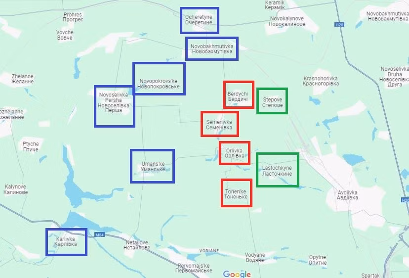 Nơi gọi là tuyến phòng thủ thứ ba của Quân đội Ukraine chạy từ phía bắc xuống nam, phía bắc là từ làng Ocheretyne đến Karlivka (tuyến màu xanh). Cuộc tấn công của Nga có thể dừng lại ở đây và hình thành mặt trận một lần nữa. 