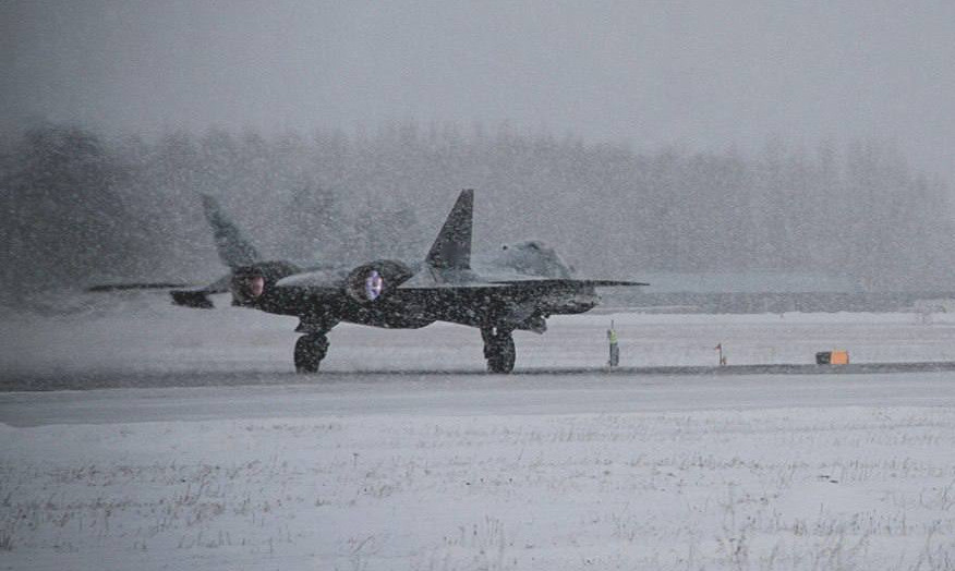 Theo Bộ Quốc phòng Anh, những chiếc tiêm kích Su-57 có thể bị hạn chế bay ra ngoài lãnh thổ Nga và chỉ sử dụng tên lửa không đối đất hoặc không đối không tầm xa, tấn công các mục tiêu trên lãnh thổ Ukraine, để tránh bị hệ thống phòng không Ukraine phát hiện và bắn hạ.