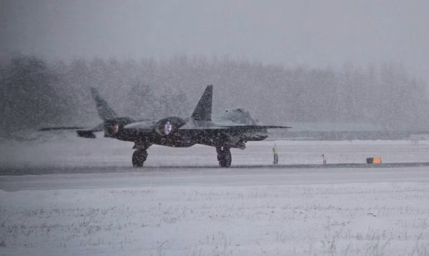 Theo Bộ Quốc phòng Anh, những chiếc tiêm kích Su-57 có thể bị hạn chế bay ra ngoài lãnh thổ Nga và chỉ sử dụng tên lửa không đối đất hoặc không đối không tầm xa, tấn công các mục tiêu trên lãnh thổ Ukraine, để tránh bị hệ thống phòng không Ukraine phát hiện và bắn hạ.
