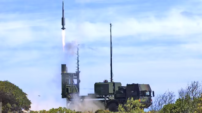 “Su-57 không thể sống sót trong môi trường có mối đe dọa cao từ tên lửa đất đối không; vì vậy nó sẽ không được triển khai trong tầm bắn của bất kỳ hệ thống phòng không nào của Ukraine”, Billie Flynn, cựu phi công thử nghiệm cấp cao máy bay F-35 của Mỹ, trước đây đã phát biểu với tờ EurAsian Times của Ấn Độ như vậy.