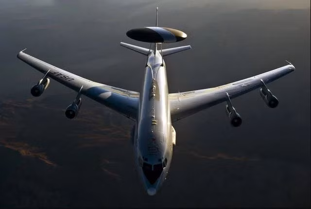 Ngoài ra, dưới sự giám sát trong mọi điều kiện thời tiết của nhiều phương tiện trinh sát điện tử và hàng không vũ trụ của Mỹ và NATO, bất kỳ hoạt động huy động quân sự quy mô lớn nào của quân đội Nga đều không thể thoát khỏi “tai mắt” của tình báo phương Tây. Do vậy các hoạt động quân sự quy mô lớn của Nga mất đi tính bí mật, bất ngờ. 