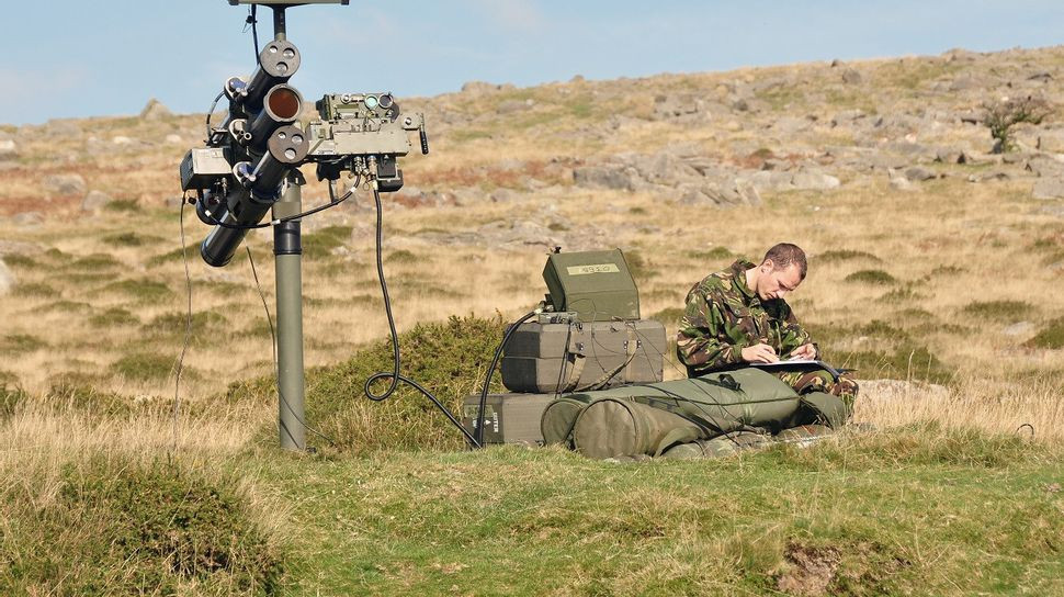 Ông Wallace tiết lộ, một số binh sĩ Ukraine đầu tiên đã hoàn thành khóa huấn luyện và có thể sử dụng tên lửa Starlight trên chiến trường. “Một trong những thách thức lớn nhất của việc sử dụng tên lửa Starlight, là cần phải đào tạo chuyên môn lâu dài, bởi vì các hệ thống vũ khí càng phức tạp, thì càng phải huấn luyện nhiều hơn. 