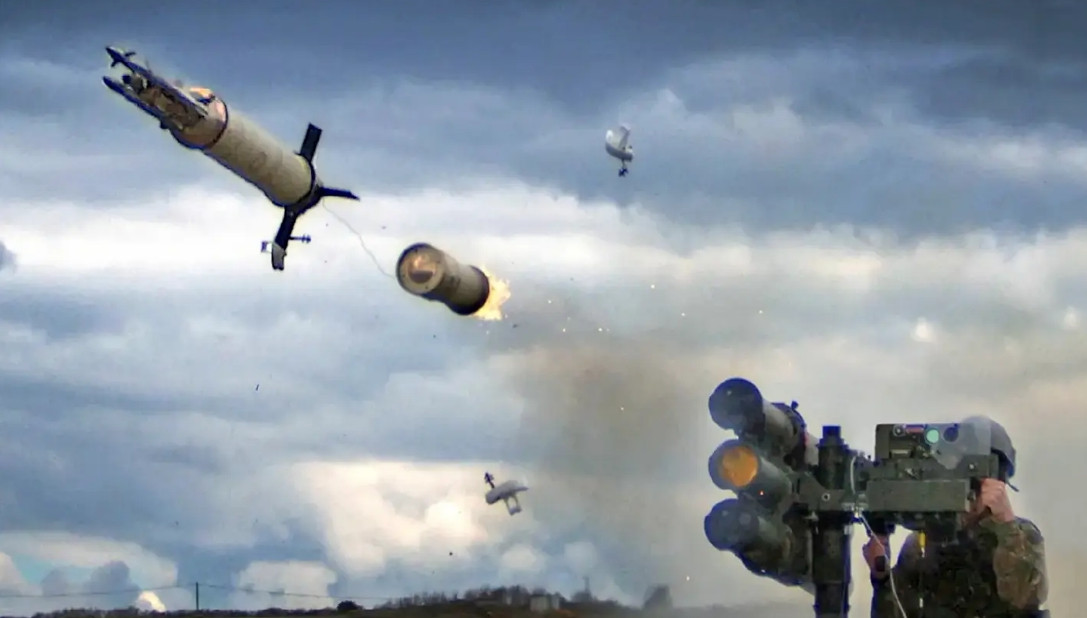 Theo thông tin, tên lửa phòng không vác vai Starlight sử dụng hai động cơ; động cơ thứ nhất, có lực đẩy tương đối nhẹ, có tác dụng đẩy tên lửa ra khỏi ống phóng. Ưu điểm là hạn chế luồng phụt của động cơ, giúp có thể phóng tên lửa từ khu vực kín, mà ít gây nguy hiểm.