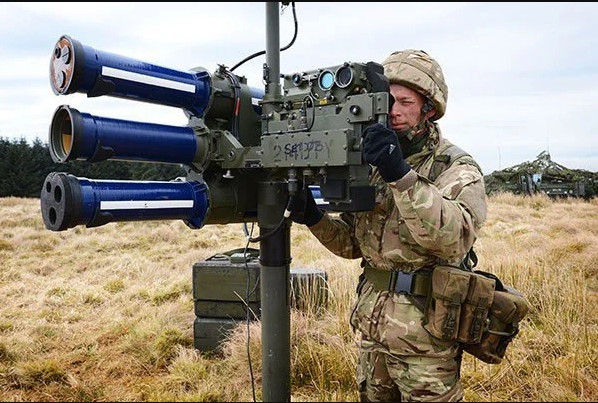 Tuy nhiên, tờ Daily Mail của Anh nhấn mạnh rằng, tên lửa Starlight tuy mạnh như vậy, nhưng có một lỗ hổng chết người; trong trường hợp bình thường, trắc thủ phải trải qua 2-3 tuần huấn luyện chuyên môn, để sử dụng thành thạo loại tên lửa này.