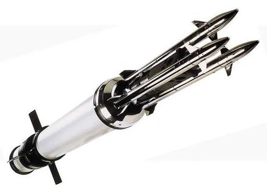 Điều đáng nói, đầu đạn của tên lửa Starlight rất đặc biệt, gồm ba thanh xuyên làm bằng hợp kim vonfram, mỗi thanh xuyên giống như một tên lửa nhỏ, có thể điều chỉnh đường bay.