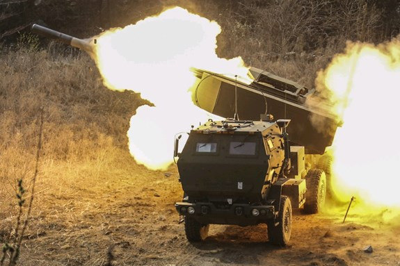 Mặc dù NATO đã cung cấp vũ khí tấn công như tên lửa cơ động cao M142 HIMARS, nhưng cũng không thể giúp Ukraine ngăn cản Quân đội Nga tấn công. Khi mùa đông đến, xung đột giữa Nga và Ukraine càng đi vào bế tắc; Quân đội Nga kiên định với chiến tuyến phòng thủ có sẵn và sau đó bắt đầu giáng đòn hỏa lực khủng khiếp vào Quân đội Ukraine trên chiến tuyến.