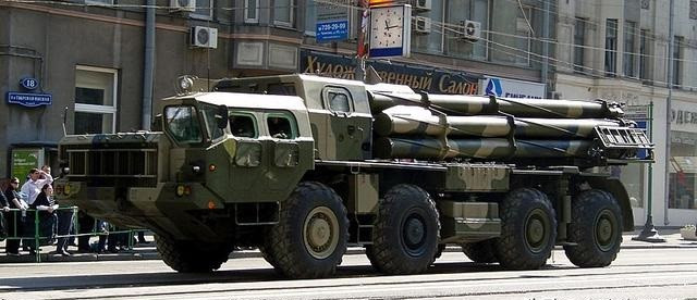 Trong các hoạt động quân sự “tiến thoái lưỡng nan” của Quân đội Nga, đó là họ triển khai một số lượng lớn vũ khí hạng nặng, trong đó có các loại vũ khí như pháo phản lực hạng nặng BM-30 Tornado 300mm và pháo nhiệt áp TOS-1A, bom nhiệt áp…, có thể tiêu diệt Quân đội Ukraine trên diện rộng. 