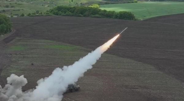 Đối mặt với vũ khí có sức sát thương mạnh, Quân đội Ukraine không có sức mạnh để chống trả; đặc biệt họ thiếu vũ khí để đánh chặn tên lửa, mặc dù NATO đã cung cấp cho Ukraine hệ thống phòng không di động và hệ thống phòng không tầm trung, nhưng họ không thể đối phó với một trận “mưa” tên lửa theo kiểu “bão hòa” của quân Nga.