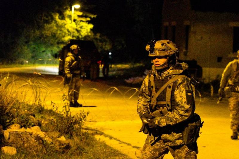 Phóng viên Poddubny cho biết, Kiev dường như đang chuẩn bị cho việc Bakhmut thất thủ, khi gọi thành phố này là "không có tầm quan trọng chiến lược"; mặc dù gần đây, Bakhmut thậm chí còn được gọi là "pháo đài của Lực lượng Vũ trang Ukraine" bất khả xâm phạm.