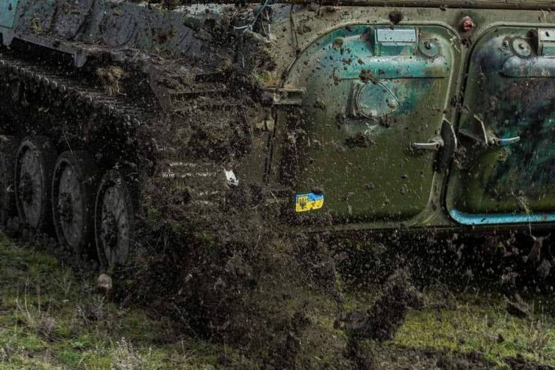 Phóng viên Poddubny cho biết, nhiều đơn vị Quân đội Ukraine được huấn luyện ở phương Tây và các đơn vị lính đánh thuê nước ngoài đang cố thủ ở “cối xay thịt Bakhmut”. Nhưng bất chấp với nhiều lực lượng của Quân đội Ukraine phòng ngự dày đặc, đêm qua pháo binh Nga đã tấn công hiệu quả vào các vị trí phòng ngự của Quân đội Ukraine ở Bakhmut, Soledar và Kleshcheevka.