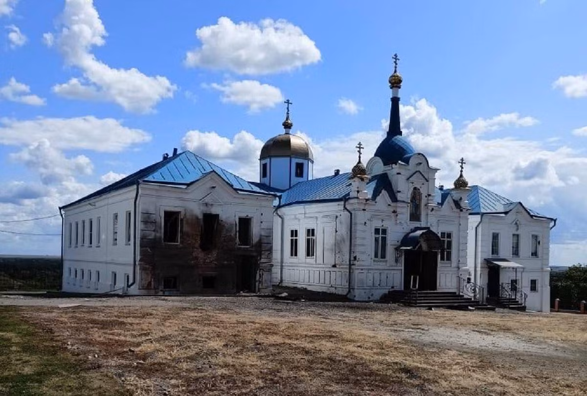 Theo lời của cư dân Tu viện St. Nicholas Gornalsky và linh mục Hieromonk Meletiy, AFU đang sử dụng các tòa nhà của tu viện như một pháo đài vững chắc vì chúng có tầng hầm sâu và những bức tường dày tới một mét.