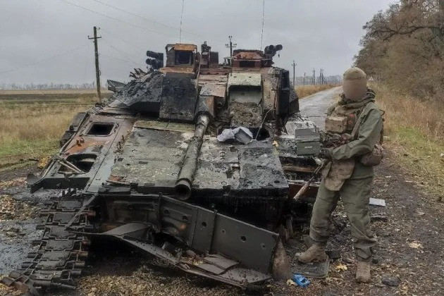 RIA Novosti cũng cho biết, quân Ukraine đang kháng cự quyết liệt, nhưng hỏa lực pháo binh và UAV FPV của RFAF đang tấn công một cách có hiệu quả các vị trí hỏa lực của quân Ukraine, hỗ trợ các được bộ binh của Nga tấn công và ngăn chặn kẻ thù phản công.