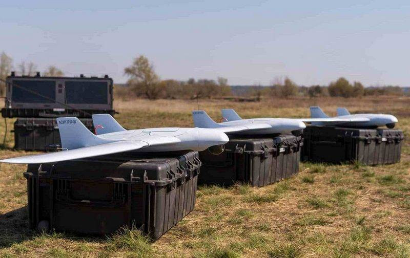 Trên thực tế, ngoài UAV TB-2, Ukraine cũng đã triển khai một loạt máy bay không người lái chiến thuật cỡ nhỏ, một số loại có thể mang vũ khí sát thương. Đáng chú ý nhất là máy bay không người lái trinh sát chiến thuật A-1, đã được sử dụng rộng rãi trong quân đội Ukraine.