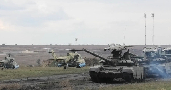 Các nhà quan sát gần đây cũng nhận thấy rằng, các xe tăng Nga triển khai gần biên giới đã được trang bị “chiếc ô” giáp lồng phía trên, để bảo vệ trước các cuộc tấn công của máy bay không người lái.