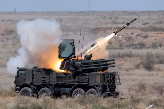 Không phải ngẫu nhiên mà hệ thống phòng không tự hành Pantsir-S1 được nâng cấp, đặc biệt phù hợp để chống lại UAV. Pantsir-S1 là hệ thống phòng không tự hành, gồm tám ống phóng tên lửa và hai pháo phòng không 30mm. Dù đã chịu tổn thất ở chiến trường Syria, nhưng rõ ràng giờ đây, họ đã rút ra được bài học cho mình. 