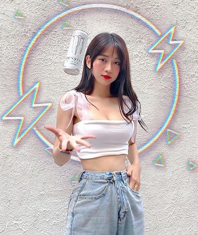 Phần đông mọi người cho rằng Lê Bống muốn gây sự chú ý nên mới ăn mặc trang phục không phù hợp khi lên sóng truyền hình như vậy.