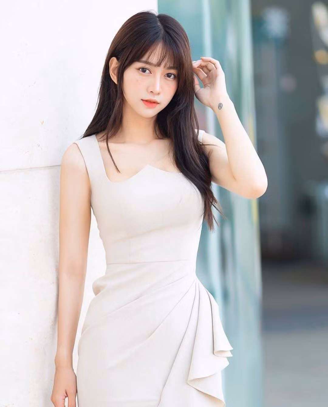 Thường diện trang phục bó sát, Lê Bống hiểu rõ ưu thế của mình và dùng nó làm bàn đạp để ngày càng được nhiều người biết đến hơn.