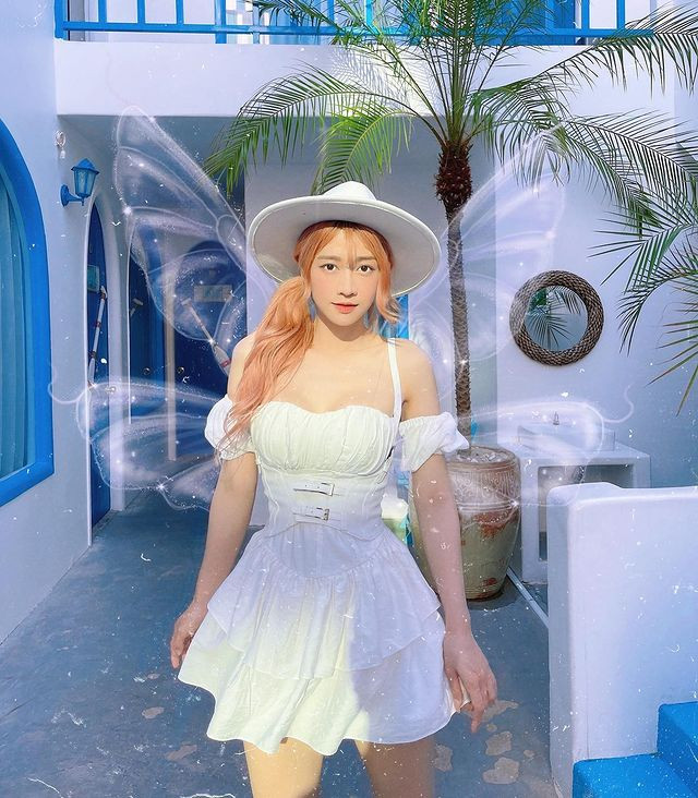 Vốn có danh xưng "hot girl phòng gym", Lê Bống từng nổi tiếng với hành trình giảm cân đầy nghị lực, từ 80 kg xuống còn 52 kg với số đo chuẩn 3 vòng 96 - 60 - 96 cm.