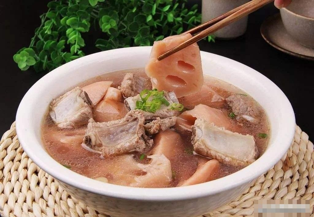 Nắng hè chói chang, thời tiết càng trở nên oi bức, rất nhiều người ăn cơm không thể thiếu món canh, họ cũng thích ăn các món nguội, vừa giúp cải thiện vị giác, ăn ngon hơn vừa giải khát, đỡ ngấy.