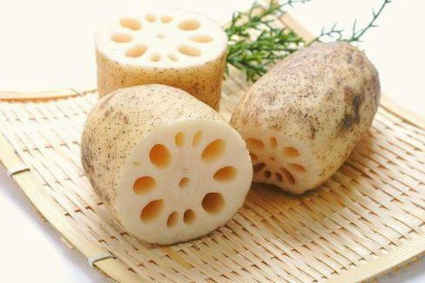 Hôm nay giới thiệu với mọi người món canh xương củ sen nấu lạc. Củ sen có rất nhiều tác dụng, nấu canh sẽ giúp điều kinh, bồi bổ cơ thể. Cùng với lạc và xương sẽ cho ra món canh bổ khí huyết, giúp da dẻ hồng hào.