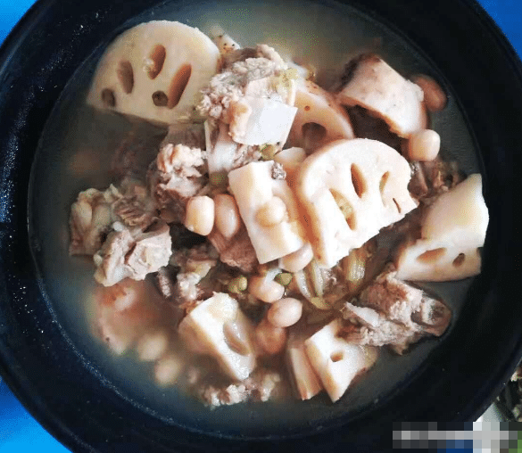 Quan trọng nhất, củ sen là nguyên liệu có đủ độ ẩm và lượng vitamin cực cao, có thể giúp giảm các vết nám trên da mặt, loại bỏ hắc tố, giúp da bạn trở nên mềm mại và tinh tế.