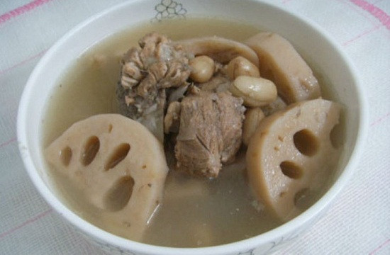 Bước ba là rửa sạch xương lợn, chần xương vài phút trong hỗn hợp nước đun sôi bỏ thêm chút rượu và gừng thái sợi để loại bỏ mùi tanh.