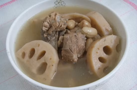 Bước ba là rửa sạch xương lợn, chần xương vài phút trong hỗn hợp nước đun sôi bỏ thêm chút rượu và gừng thái sợi để loại bỏ mùi tanh.