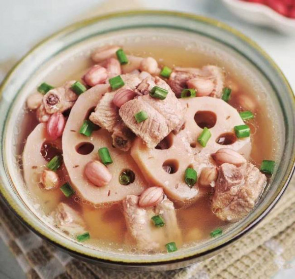 Cách làm canh xương củ sen hầm lạc rất đơn giản. Chỉ tốn ít thời gian cũng cho ra món canh đậm đà, thanh mát, rất tốt cho sức khỏe đặc biệt là hệ tiêu hóa.