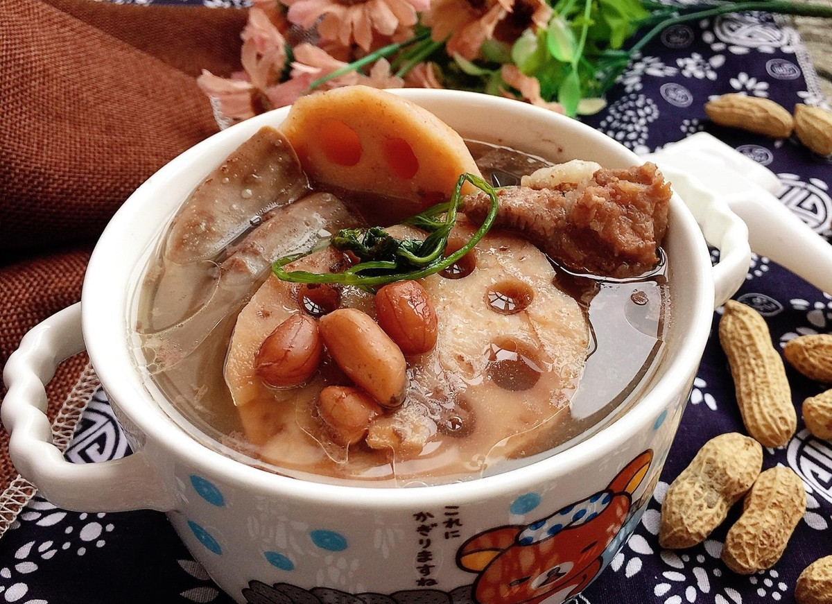 Bước năm: Nấu khoảng 30 phút, cho ít đậu phộng và củ sen vào, vặn lửa vừa và ninh cùng.