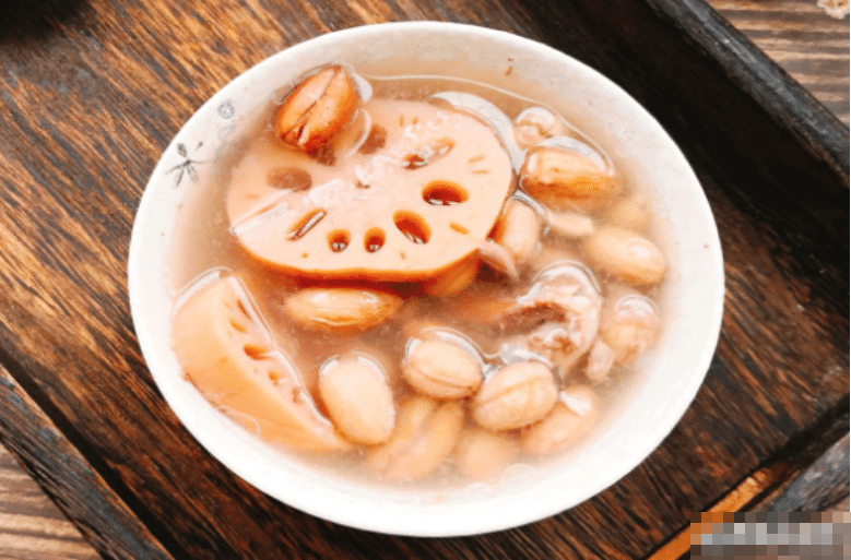 Bước sáu, chờ cho củ sen chín kỹ, nêm chút tiêu, chút muối, hạt nêm, vặn lửa nhỏ đun khoảng 20 phút, rắc một ít hành lá thái nhỏ lên trên.