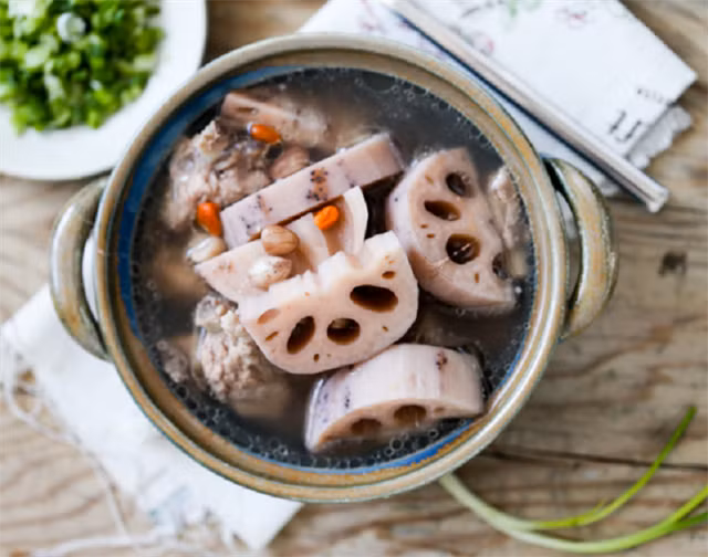 Bước thứ hai là đem củ sen cạo sạch vỏ, cắt củ sen thành từng khúc, rửa sạch với nước rồi để ráo, cắt gừng thành từng lát mỏng, hành lá cắt khúc để sử dụng sau.