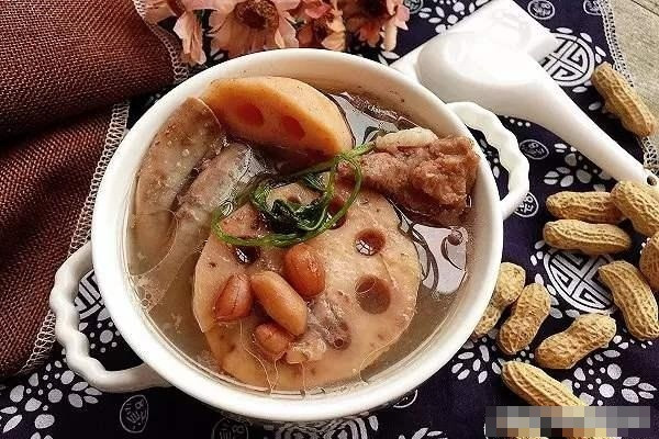 Bước bốn là chuẩn bị nồi, thêm chút dầu ăn, thêm gừng thái chỉ, cho xương lợn đã chần vào xào 2 phút, cho vài bát nước vào nấu cùng, vớt bọt sau khi sôi.