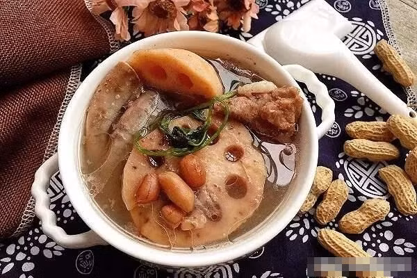 Bước bốn là chuẩn bị nồi, thêm chút dầu ăn, thêm gừng thái chỉ, cho xương lợn đã chần vào xào 2 phút, cho vài bát nước vào nấu cùng, vớt bọt sau khi sôi.