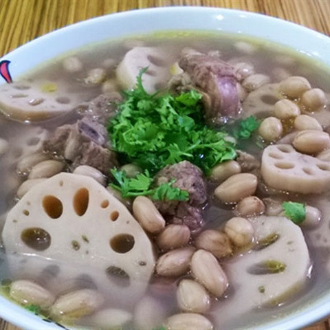 Đầu tiên, ngâm lạc trong nước muối khoảng 3 đến 5 tiếng.