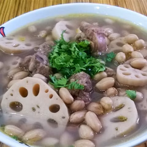 Đầu tiên, ngâm lạc trong nước muối khoảng 3 đến 5 tiếng.