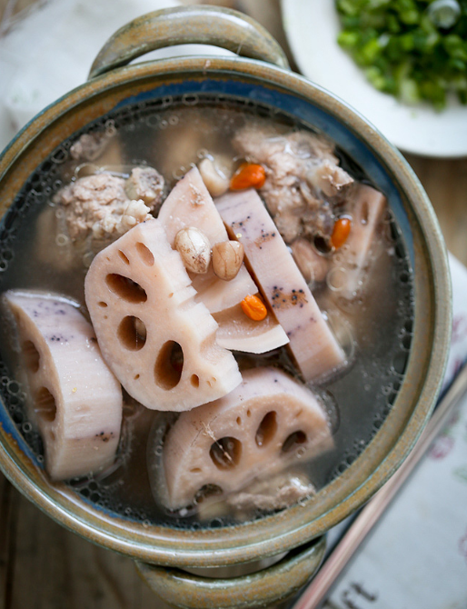 Sau đó bắc ra khỏi bếp là bạn đã món canh cực kỳ bổ dưỡng và phù hợp với mùa hè. Nước canh có vị thơm ngon, ngọt dịu, thanh thanh, có giá trị dinh dưỡng cao, bồi bồi cơ thể, làm ấm bụng, dưỡng huyết, giúp da mặt căng đẹp, hồng hào hơn.