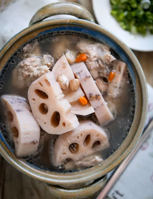 Sau đó bắc ra khỏi bếp là bạn đã món canh cực kỳ bổ dưỡng và phù hợp với mùa hè. Nước canh có vị thơm ngon, ngọt dịu, thanh thanh, có giá trị dinh dưỡng cao, bồi bồi cơ thể, làm ấm bụng, dưỡng huyết, giúp da mặt căng đẹp, hồng hào hơn.