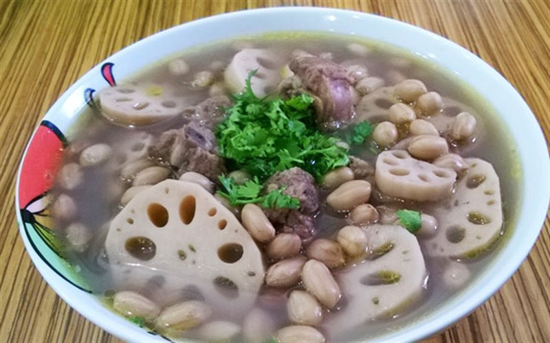 Để nấu được món canh này cần chuẩn bị một số nguyên liệu gồm: Một bát nhỏ đậu phộng, 2 củ sen, 400 gram xương lợn, một chút muối, một chút rượu nấu ăn, vài lát gừng, hương nhu, một ít hành lá.