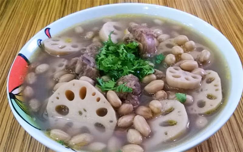 Để nấu được món canh này cần chuẩn bị một số nguyên liệu gồm: Một bát nhỏ đậu phộng, 2 củ sen, 400 gram xương lợn, một chút muối, một chút rượu nấu ăn, vài lát gừng, hương nhu, một ít hành lá.