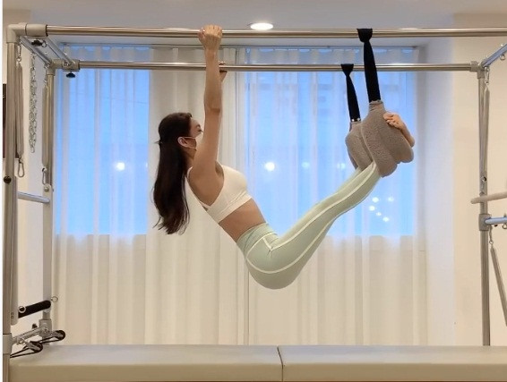 Thứ ba, sai lầm nhiều cô gái mắc phải khi giảm cân là sử dụng thuốc giảm cân không đúng cách. Các loại thuốc giảm cân trên thị trường có thể chứa nhiều thành phần ức chế tiết hormone, sử dụng không đúng cách có thể ảnh hưởng đến hormone và gây teo ngực.