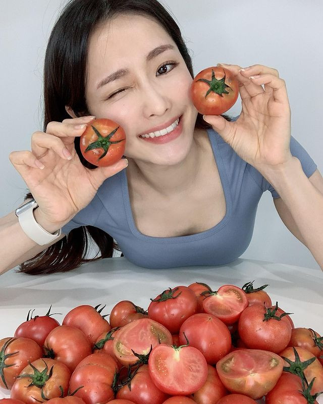 Có thể thấy, Babebani kết hợp cà chua trong rất nhiều bữa. Tuy nhiên, đều ăn kèm với các loại thực phẩm khác giàu protein như trứng, thịt ức gà...