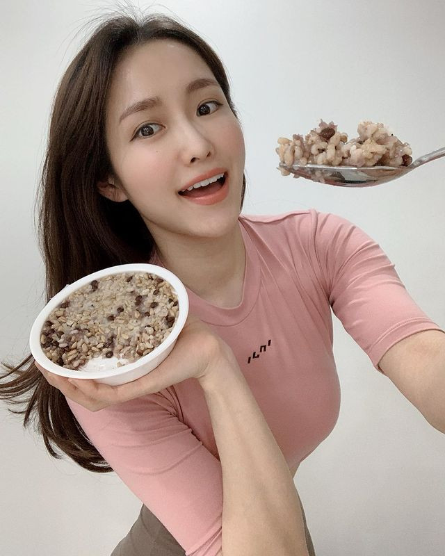 Gạo lứt cũng là một lựa chọn yêu thích của nữ huấn luyện viên người Hàn Quốc. Có thể ăn thêm, bổ sung chất đạm từ sữa, thịt, đậu phụ, trứng để không bị sụt cân, giảm cân.