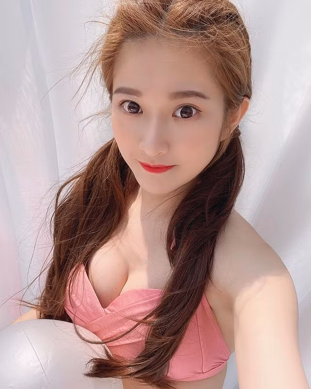 Trên trang cá nhân của Aries tràn ngập những hình ảnh cô nàng diện đồ hở, cố tình khoe vòng một hay vòng ba căng tròn của mình.